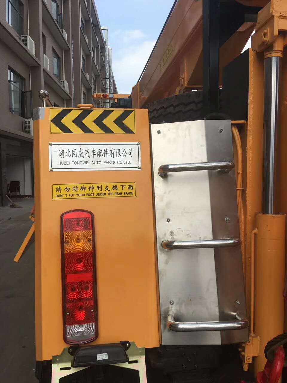 重汽大型拖吊分離旋轉吊清障車專威牌HTW5310TQZDZZ型重汽豪沃8X4清障車