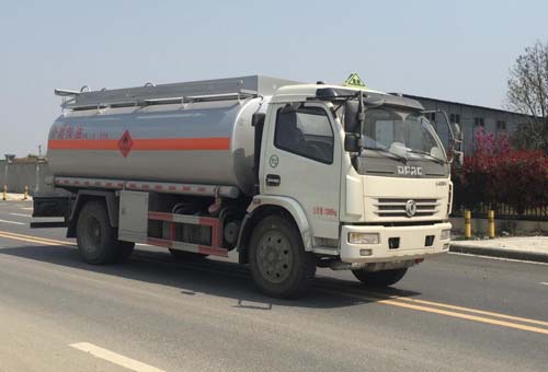 東風多利卡10.2立方米油罐車