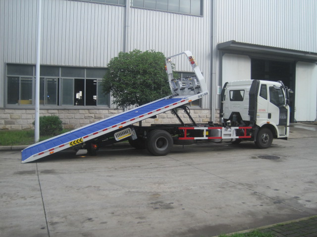 解放CA1160P62K1L2E5Z型一拖二平板清障車